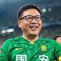 一位中年男性球迷头像，戴眼镜，身穿国安队服